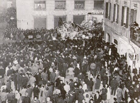 Gruppo maggiaiolo del Cantamaggio Ternano che canta per le vie del quartiere