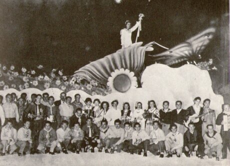 Gruppo maggiaiolo del Cantamaggio Ternano che canta per le vie del quartiere