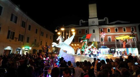 Carro allegorico illuminato durante la sfilata notturna del Cantamaggio Ternano